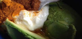 Mặt nạ tinh bột nghệ với quả bơ làm trắng da cho làn da cháy nắng