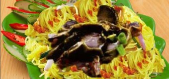 Bún xào nghệ với lòng gà món ăn bổ sung nghệ vàng hàng ngày