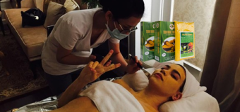 Làm đẹp với tinh bột nghệ vàng đang ngày càng được chị em lựa chon.