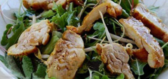 Các món ăn ngon dễ làm có bổ sung nghệ vàng: salad gà chiên