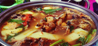 Lẩu ếch om măng một trong các món ăn ngon có bổ sung nghệ vàng