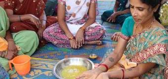 Làm đẹp bàn tay với tinh bột nghệ vàng